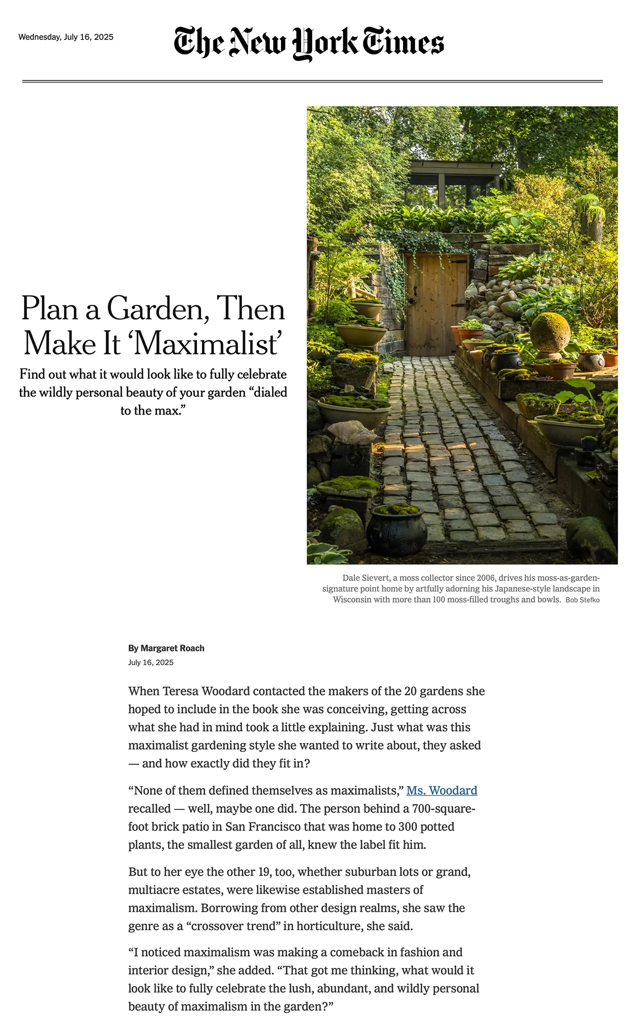 Una página de The New York Times con el artículo "Plan a Garden, Then Make It 'Maximalist'", que muestra un jardín con un camino empedrado, plantas en macetas, rocas y una pequeña puerta de madera.