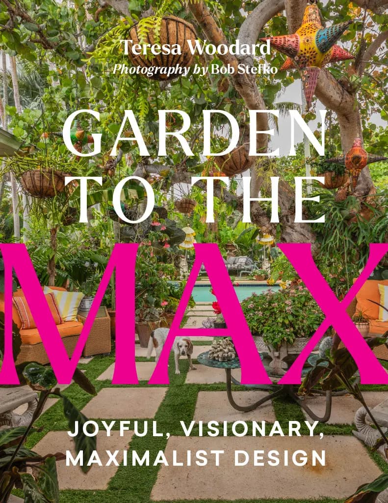 Portada del libro 'Garden to the Max' de Teresa Woodard, con un jardín exuberante, macetas colgantes, decoraciones de colores, asientos al aire libre y un perro.