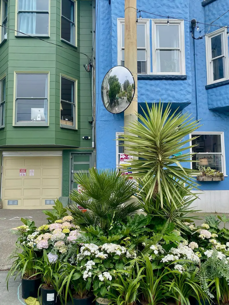 Un rincón lleno de color de la plaza pop-up de Cole Valley de Flora Grubb Gardens y la Civic Joy Foundation.