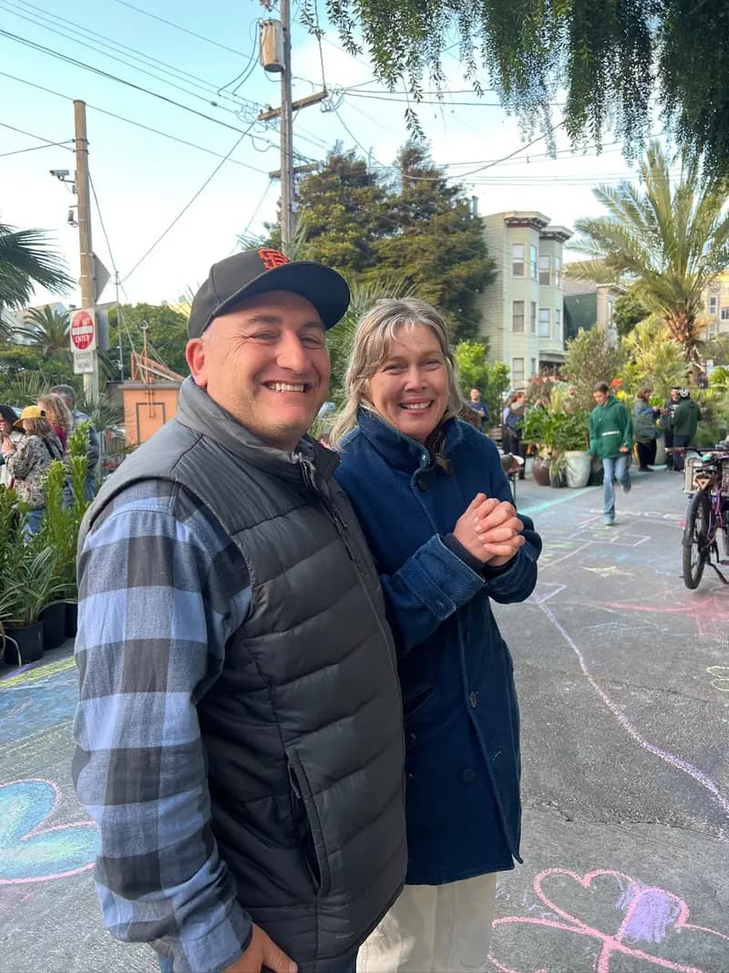 Flora Grubb y Saul Nadler, dueños de Flora Grubb Gardens, disfrutan la plaza pop-up que crearon en colaboración con la Civic Joy Foundation.