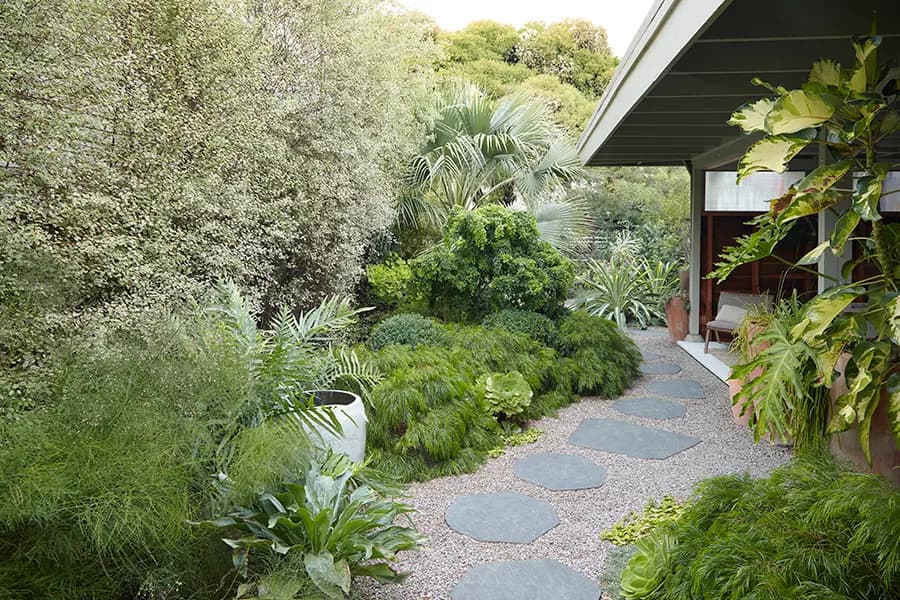 El exuberante jardín personal de Flora Grubb