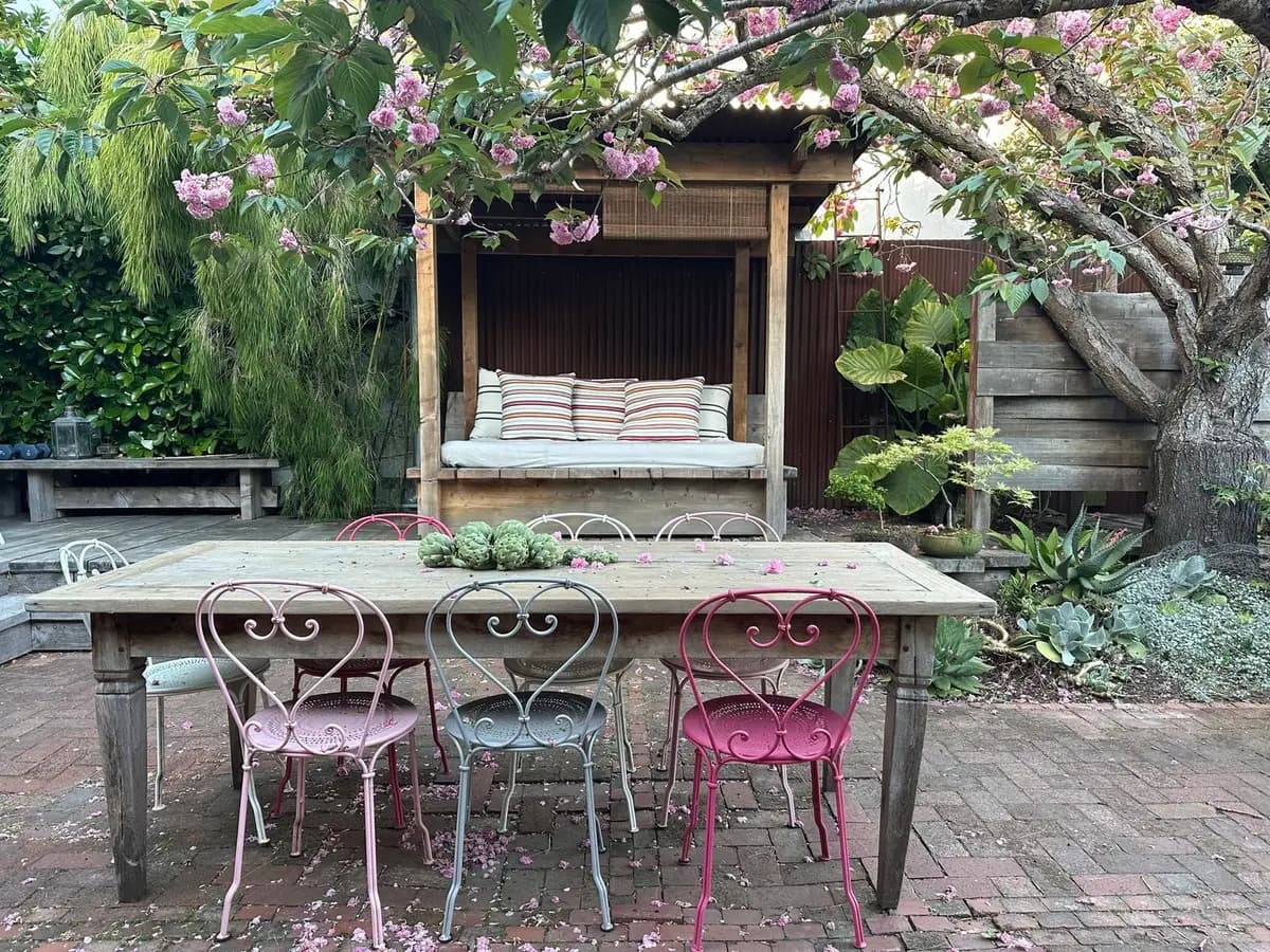 Muebles Fermob en el jardín de la casa de Flora Grubb