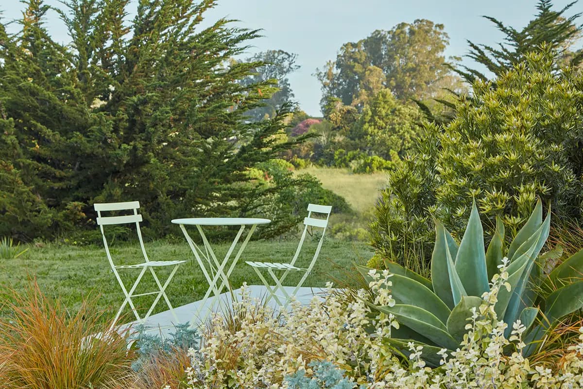 Muebles Fermob Bistro para comer al aire libre en San Francisco, de Flora Grubb Gardens
