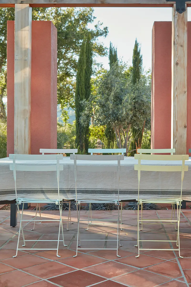 Sillas Bistro de Fermob en los nuevos colores 2020 para comer al aire libre, en Flora Grubb Gardens