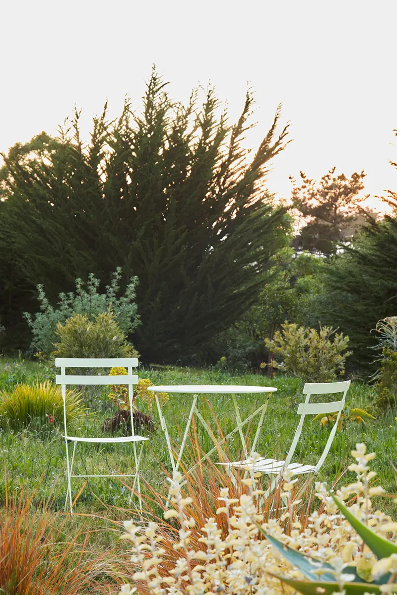 Muebles Fermob Bistro para comer al aire libre, disponibles en la tienda de San Francisco de Flora Grubb Gardens