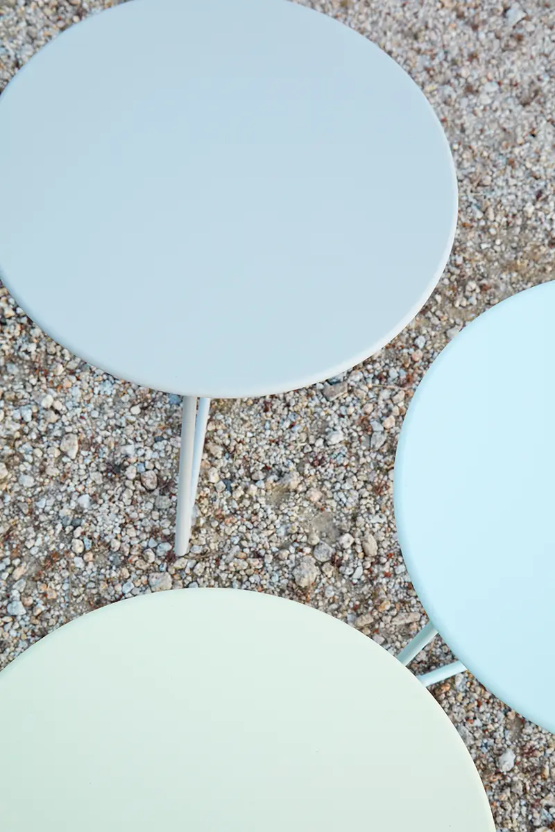 Cocotte de Fermob como base para plantas o mesa de centro para exterior, en Flora Grubb Gardens