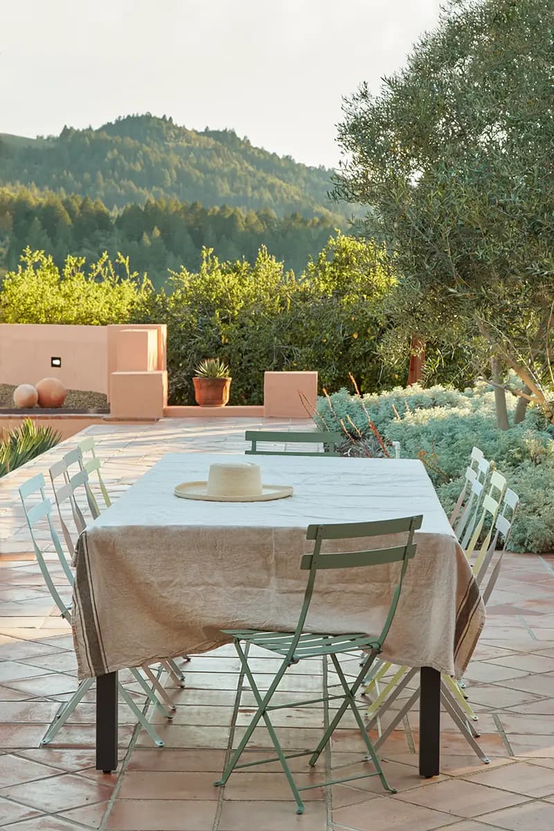 Muebles Fermob de Flora Grubb Gardens en la vinícola Clos Pegase, nuevos colores pastel para 2020