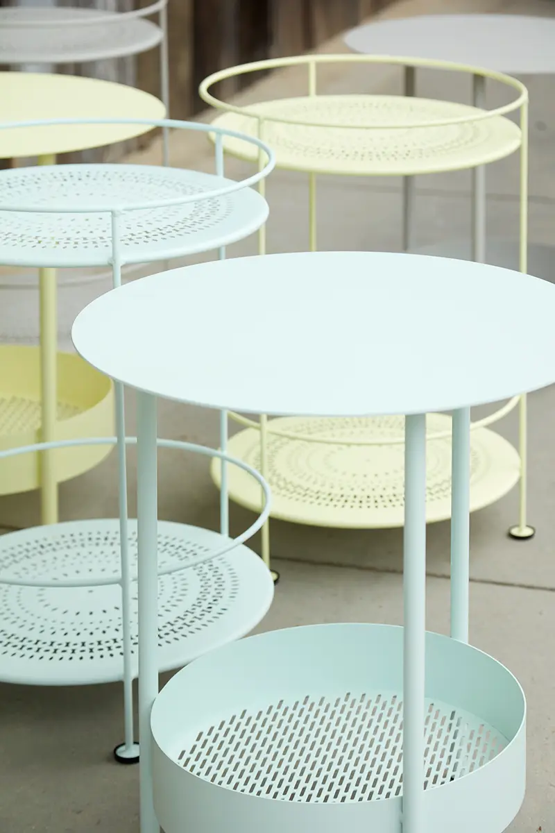 Mesa Cocotte de Fermob en los nuevos colores, en Flora Grubb Gardens