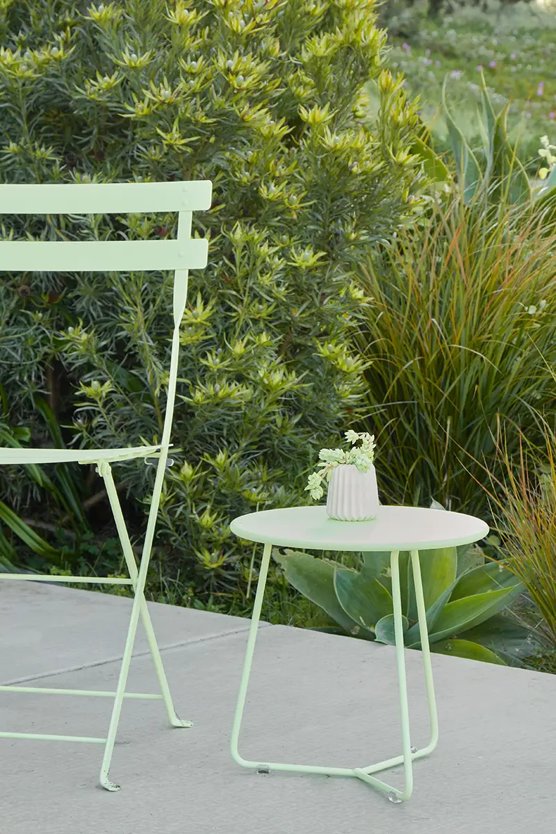 El nuevo color Ice Mint de Fermob en las colecciones Bistro y Cocotte, en Flora Grubb Gardens