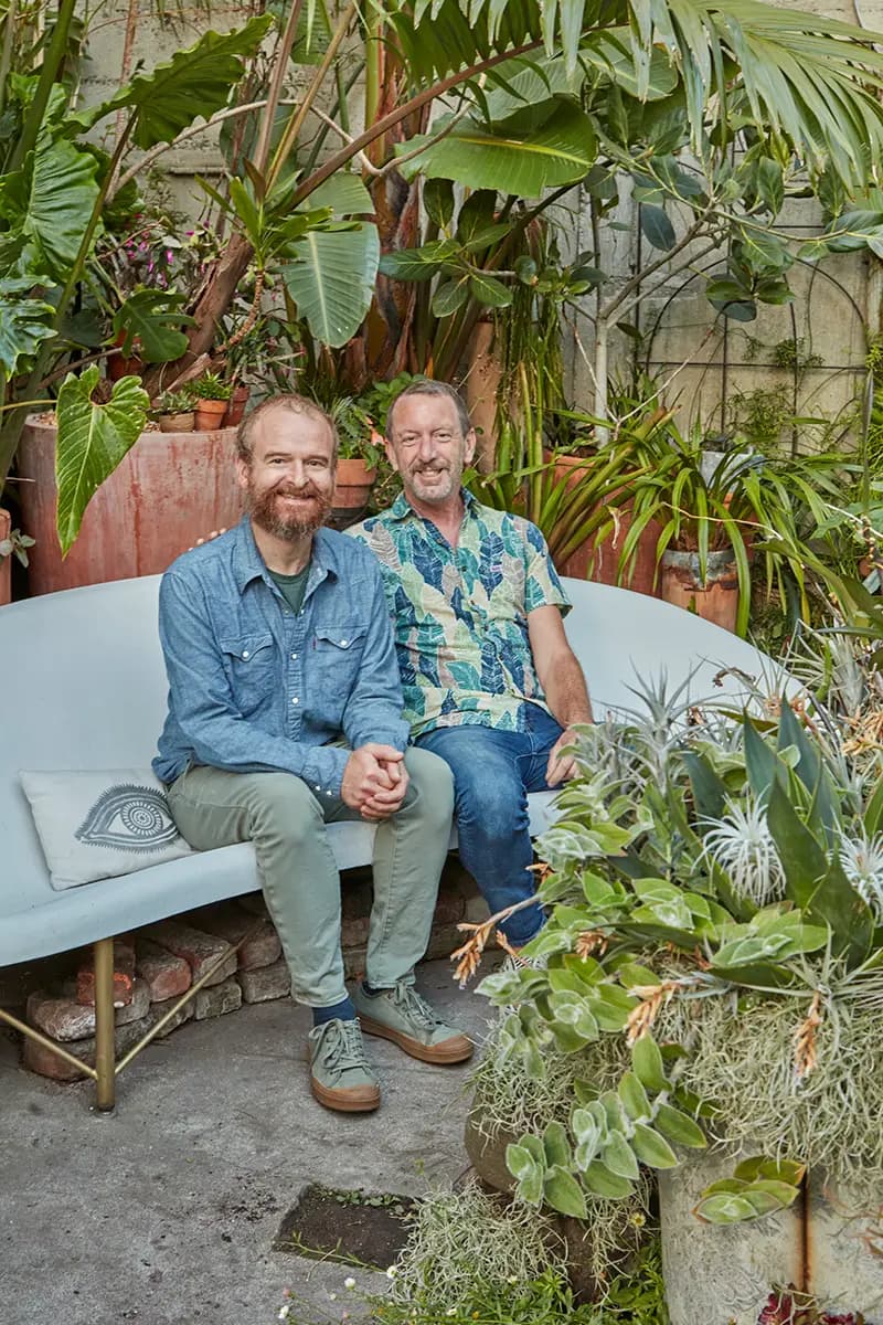 Clarke y su pareja, Bryon, disfrutan el jardín en una banca con calefacción de Galanter & Jones.