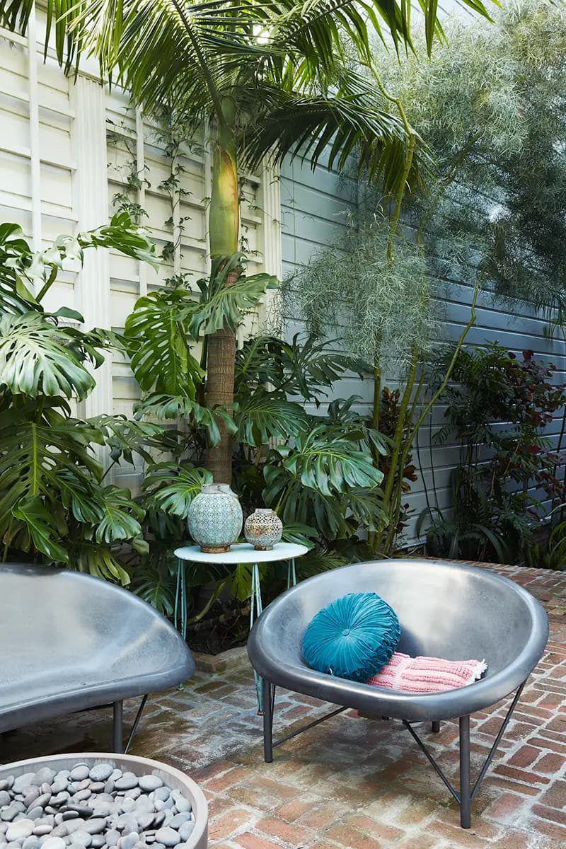 Flora Grubb Gardens: muebles de exterior con calefacción, monstera y king palms
