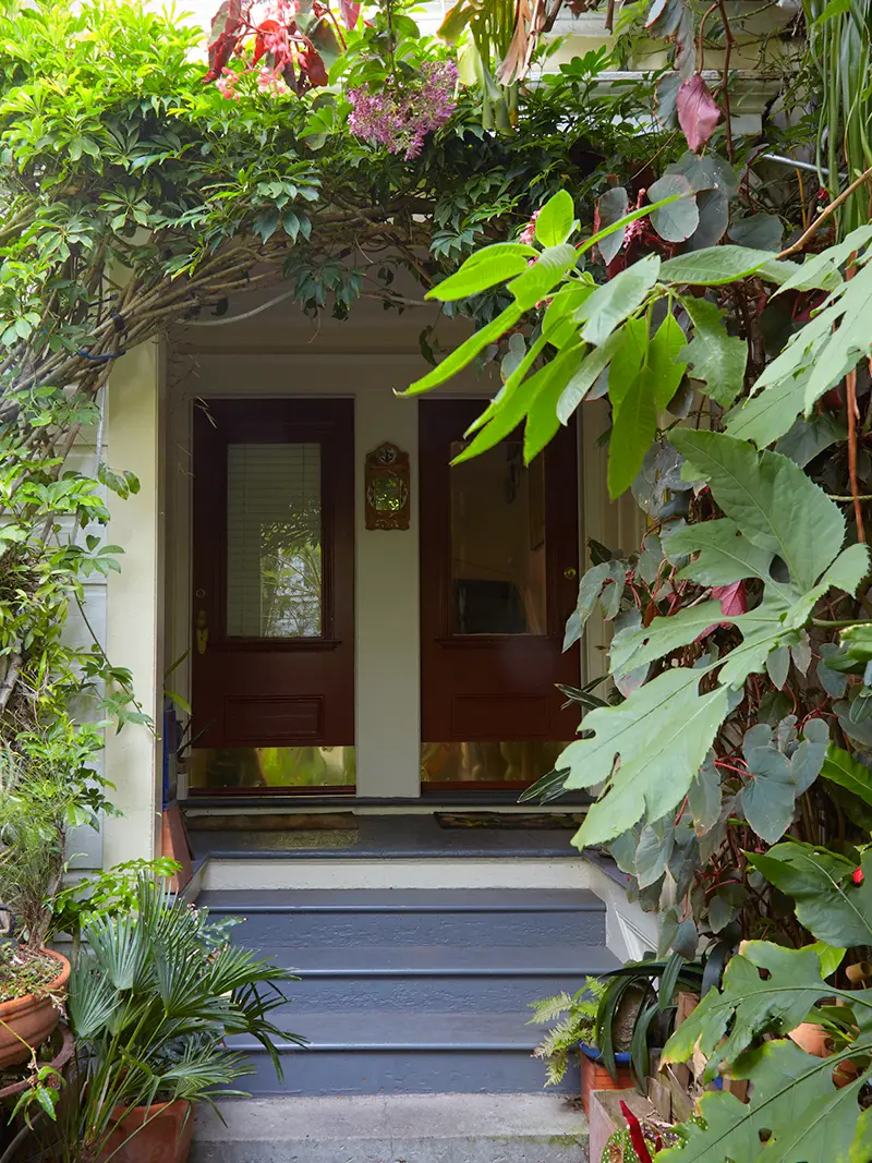 Flora Grubb Gardens: enredaderas sobre una puerta en un paraíso secreto de San Francisco