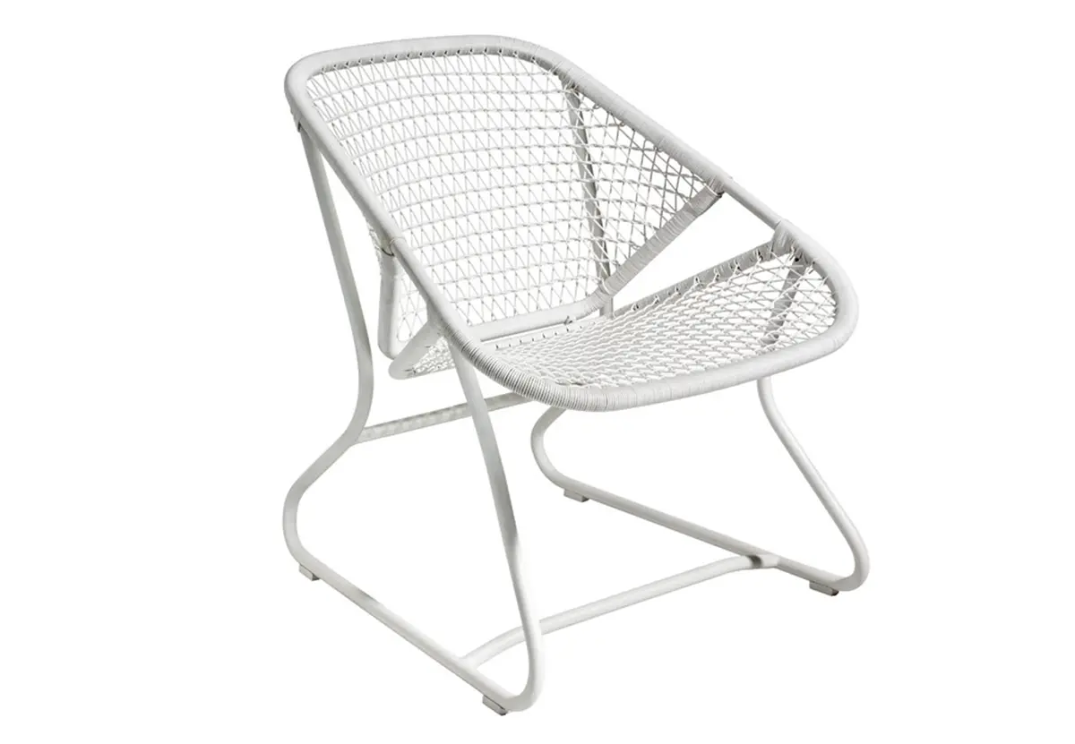 Flora Grubb Gardens, silla Sixties blanca de Fermob