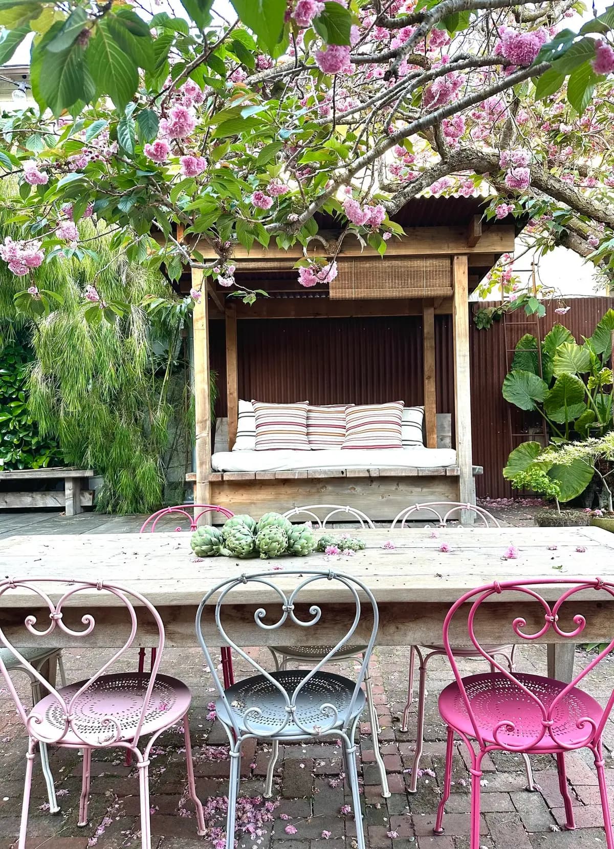 Garden inspiration outdoor dining area Fermob 1900 chairs