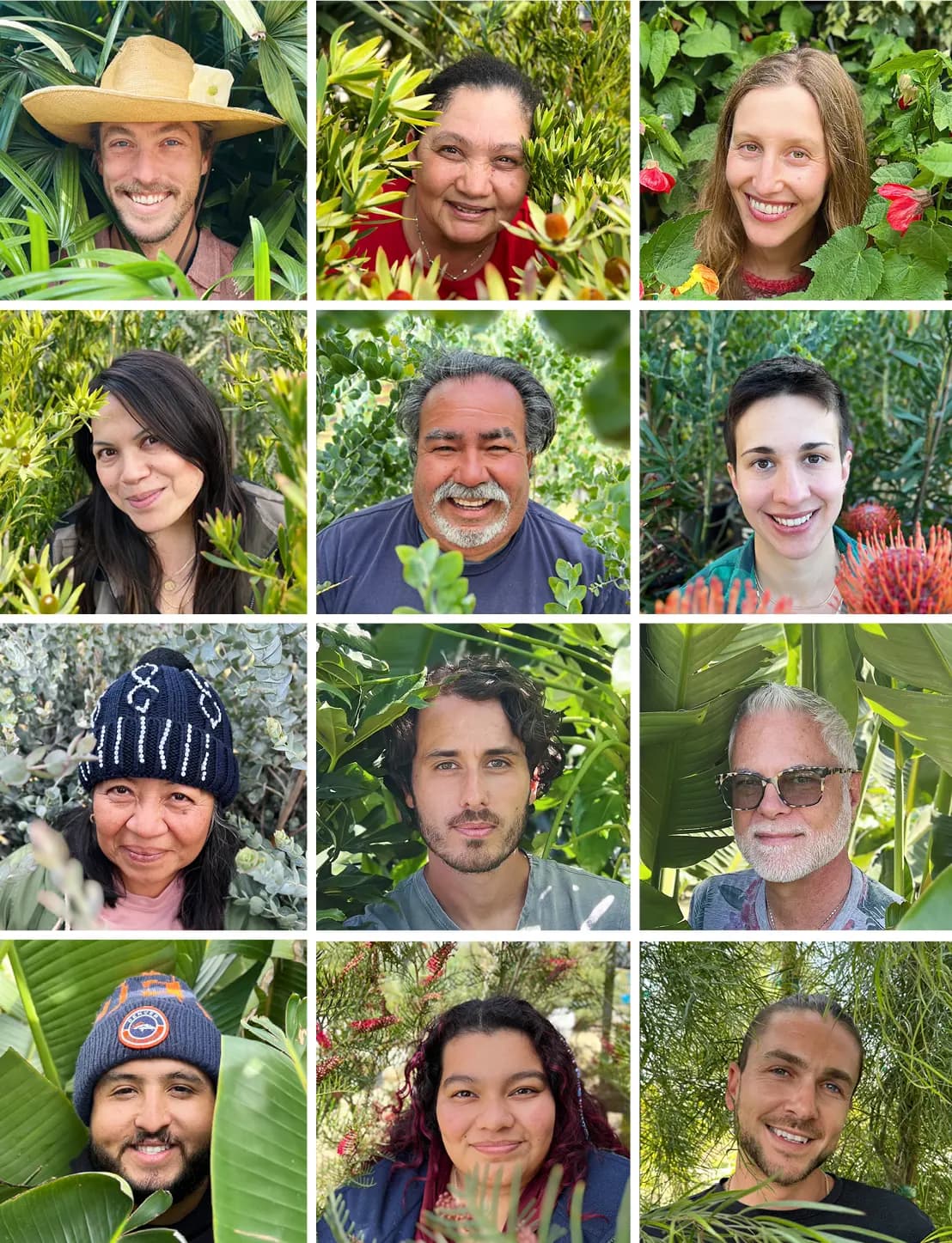 Collage de quince personas sonriendo en distintos espacios exteriores verdes y frondosos, con plantas, flores y árboles.