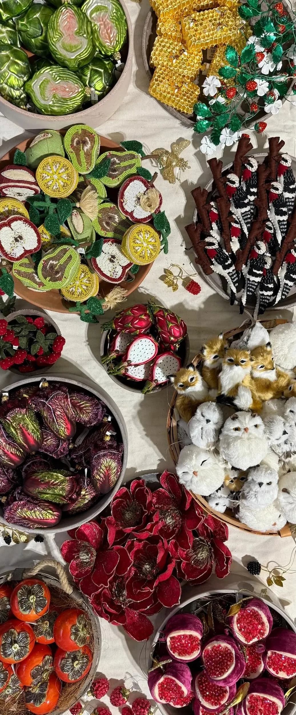 Exhibición de adornos navideños en Flora Grubb Gardens