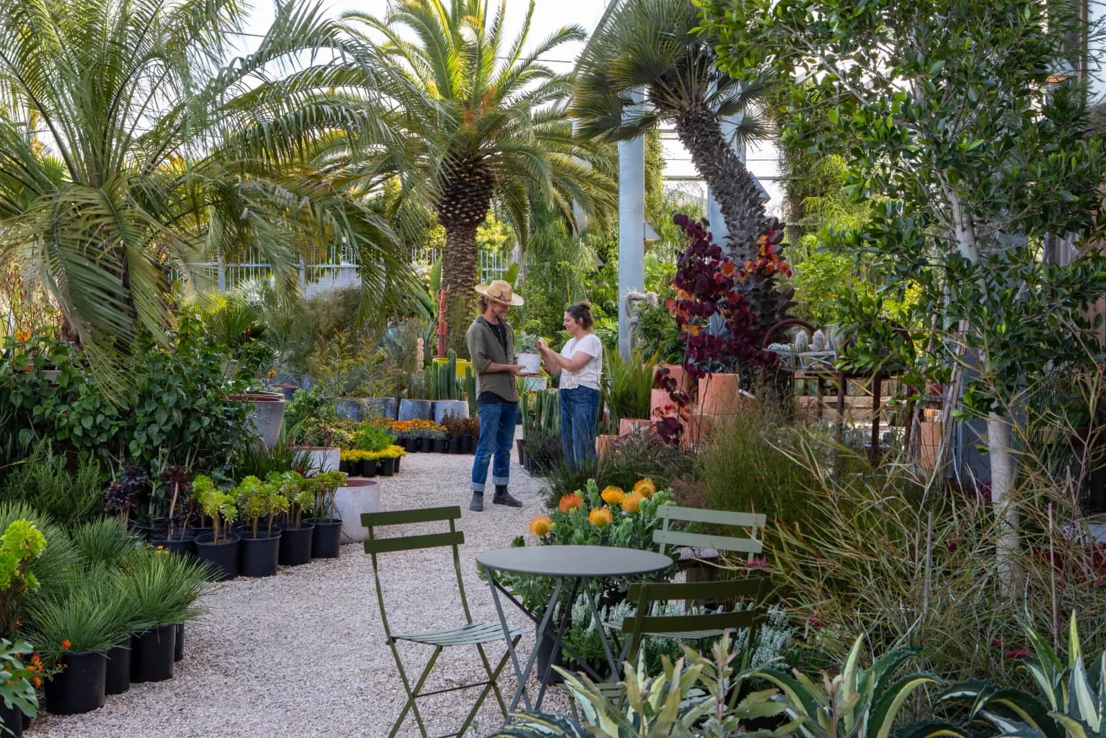 Asesoría de jardines en Flora Grubb: un cliente habla con un especialista en diseño de jardines.