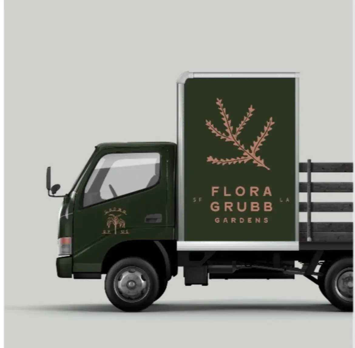 Camión verde de entregas con un letrero grande en el costado que dice 'Flora Grubb Gardens' y un logotipo de una hoja de helecho rosa.