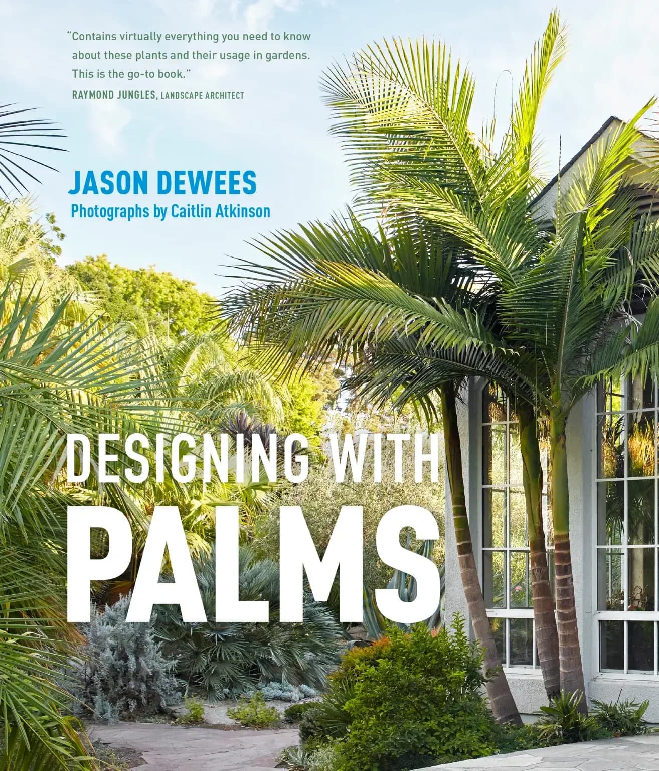 Portada del libro “Designing with Palms” de Jason Dewees, con fotografías de Caitlin Atkinson, que muestra palmeras verdes y frondosas en un jardín con un edificio blanco de grandes ventanas al fondo.