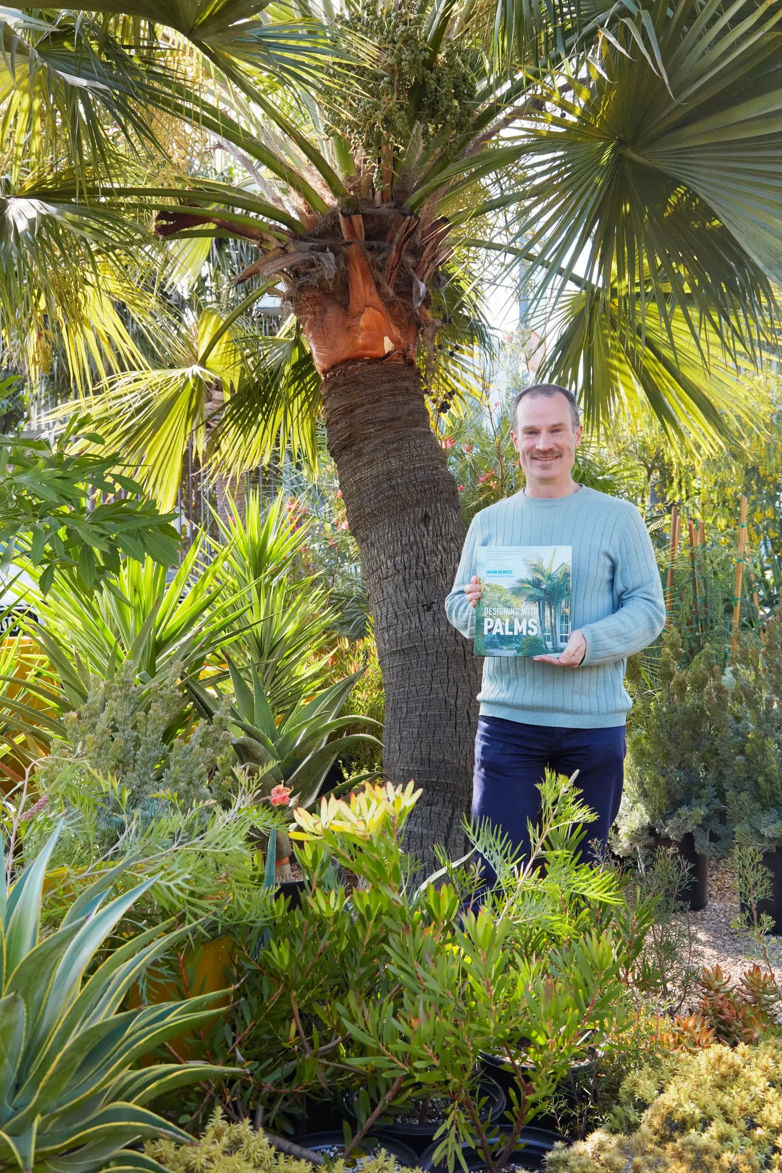 Jason Dewees con su libro “Designing with Palms” en Flora Grubb Gardens San Francisco