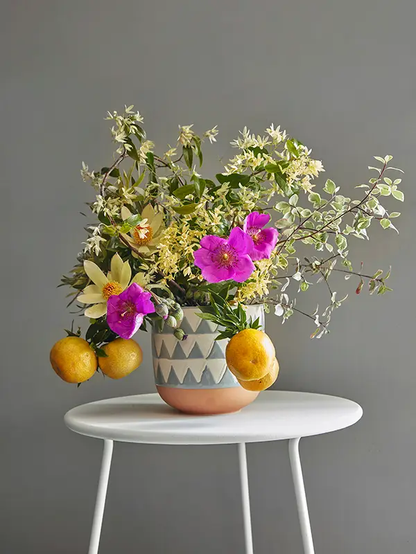 Flora Grubb Gardens: arreglo floral de jazmín y cítricos