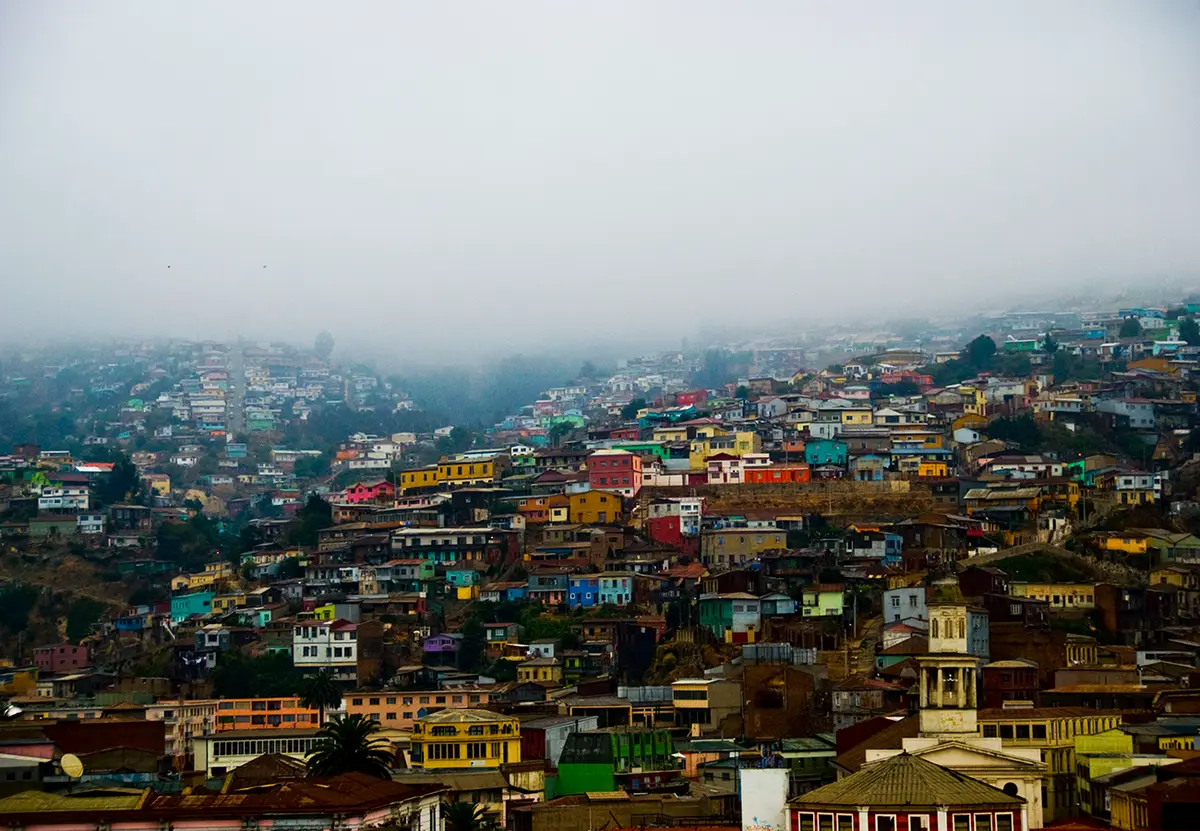 Valparaíso, Chile, con neblina (foto de Maximiliano Neira)